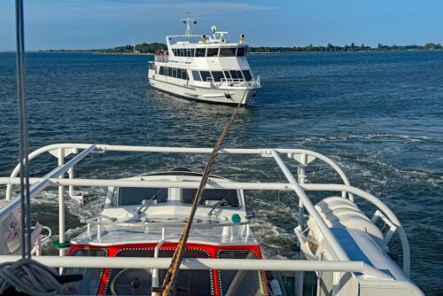 Das Seenotrettungsboot NAUSIKAA und der Seenotrettungskreuzer NIS RANDERS der Deutschen Gesellschaft zur Rettung Schiffbrüchiger (DGzRS) waren am Mittwochabend, 18. Juni 2025, gemeinsam im Einsatz für eine festgekommene Inselfähre zwischen Hiddensee und Rügen. (Foto: Die Seenotretter – DGzRS)