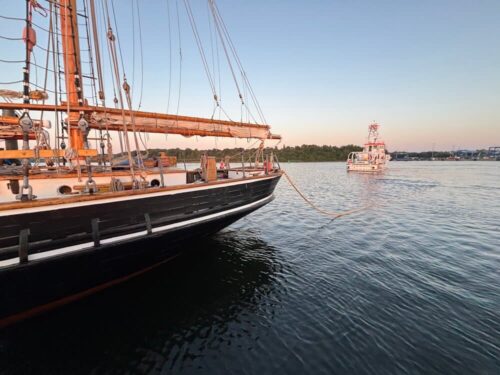 Das Aufgabengebiet der Seenotretter ist vielfältig: Die Seenotretter der Stationen Grömitz und Travemünde haben in der Nacht zu Mittwoch, 2. Juli 2025, einen festgekommenen Dreimast-Toppsegelschoner vor Travemünde freigeschleppt. Das ehemalige Frachtsegelschiff war unmittelbar neben dem Fahrwasser auf Grund gelaufen. Mit dem Seenotrettungskreuzer FELIX SAND schleppten die Seenotretter den Havaristen in tieferes Wasser. (Foto: Die Seenotretter – DGzRS)