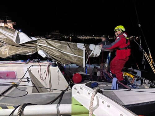 Die Seenotretter der Stationen Heiligenhafen und Fehmarn der Deutschen Gesellschaft zur Rettung Schiffbrüchiger (DGzRS) haben in der Nacht auf den Dienstag, 8. Juli 2025, drei Segler aus Seenot gerettet. Ihre Segelyacht drohte, zu sinken. (Foto: Die Seenotretter – DGzRS)