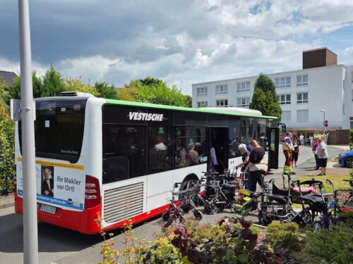 Evakuierung: Viele Bewohner/-innen des Seniorenheims wurden mit Bussen transportiert. (Foto: Feuerwehr Datteln)