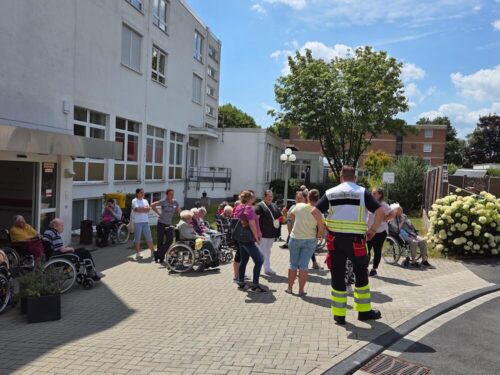 Warten vor dem Seniorenheim: Wer nicht mehr gehfähig war, wurde mit Patiententransportzügen evakuiert. (Foto: Feuerwehr Datteln)