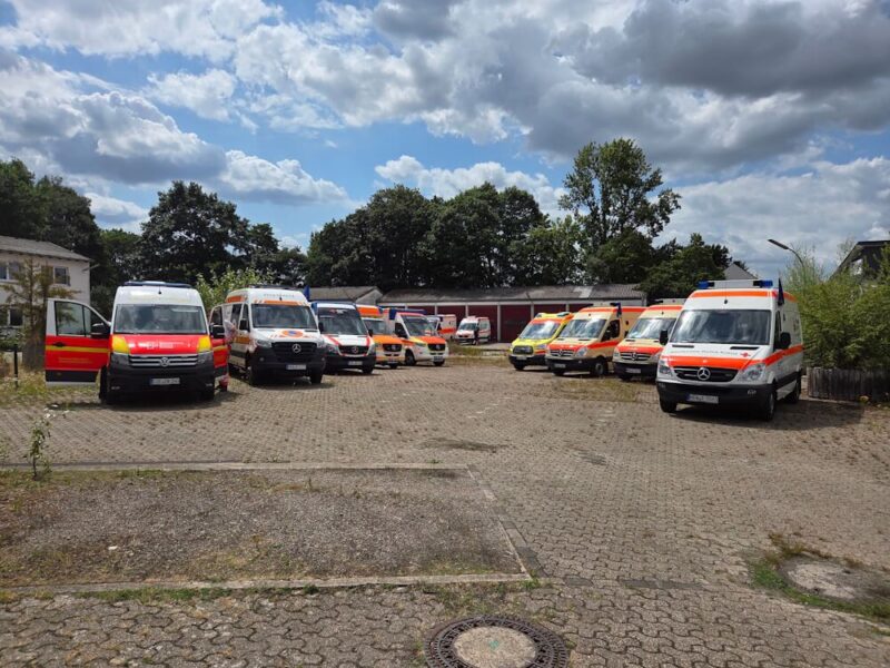 Zu Spitzenzeiten befanden sich über 20 Rettungsfahrzeuge im Bereitstellungsraum. (Foto: Feuerwehr Datteln)