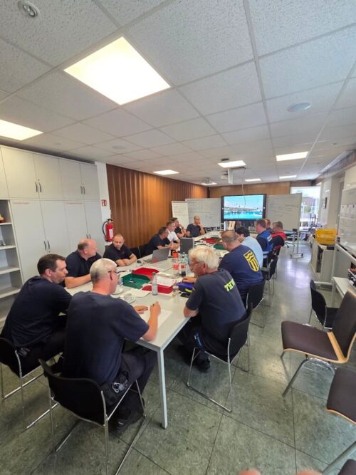 Im Stabsraum der Feuerwehr: Ein gemeinsamer Führungsstab aus Feuerwehr, Polizei und Stadtverwaltung arbeitete während des Evakuierungszeitraums zusammen. (Foto: Feuerwehr Datteln)
