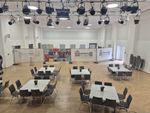 Stadthalle Datteln: Hier hatte man für die Bettlägerigen unter den Patient/-innen im hinteren Bereich kurzfristig Betten aufgebaut. (Foto: Feuerwehr Datteln)