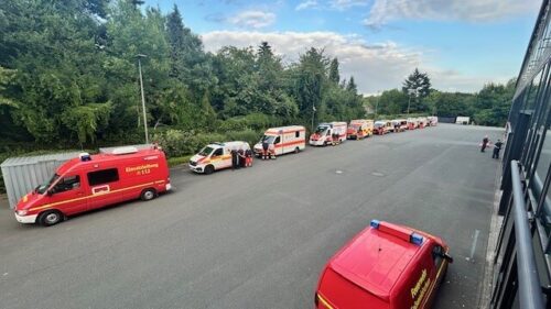 Unterstützung: Aufgrund der erhöhten Gefährdungslage durch die Entdeckung der zweiten Bombe wurde ein überörtlicher Patiententransportzug (PTZ 10) für den Kreis Recklinghausen angefordert, Hier die Aufstellung an der Feuer- und Rettungswache in Gelsenkirchen Buer. (Foto: Feuerwehr Gelsenkirchen)