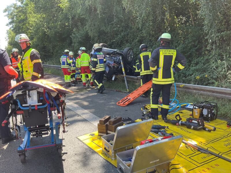 Befreiung: Einsatzkräfte der Feuerwehr Dortmund bereiten die Rettung der eingeklemmten Fahrerin vor. (Foto: Feuerwehr Dortmund9