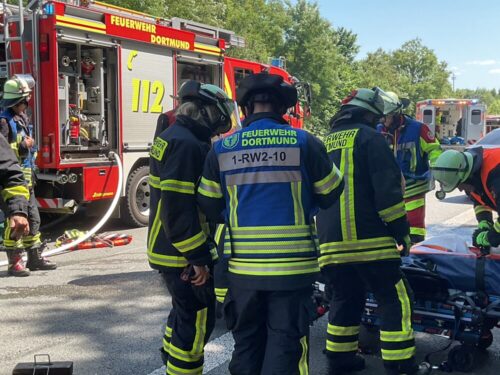 Lagebesprechung: Führungskräfte und Spezialisten planen das weitere Vorgehen. (Foto: Feuerwehr Dortmund)