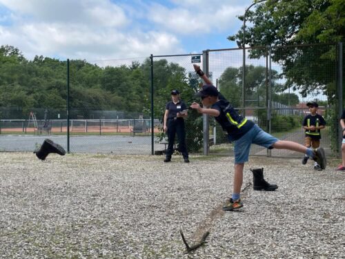 Weitwurf: Statt eines Schlagballs kam bei der Kinderfeuerwehr-Olympiade ein Feuerwehrstiefel als Wurfgerät zum Einsatz. (Freiwillige Feuerwehr Lehrte)
