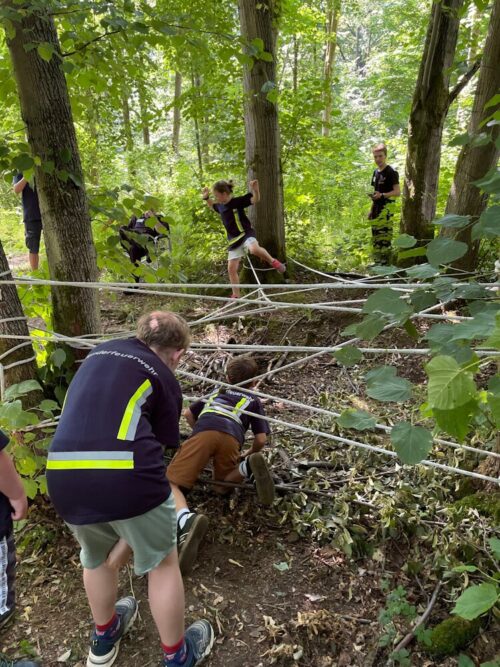 Ins Netz gegangen: Im Wald hatte offenbar eine Riesenspinne ihr Netz aufgespannt, doch der Feuerwehrnachwuchs kämpfte sich mutig hindurch. (Foto: Freiwillige Feuerwehr Lehrte)