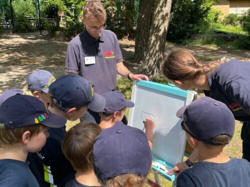 Einer malt, die anderen raten: Bei den „Montagsmalern“ waren Fantasie und Kreativität gefragt. (Freiwillige Feuerwehr Lehrte)