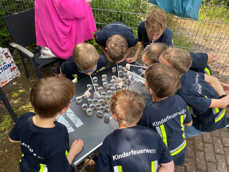 „Handspiel“ verboten: Beim Aufsammeln der Papierringe durften die Hände nicht genutzt werden. (Foto: Freiwillige Feuerwehr Lehrte)