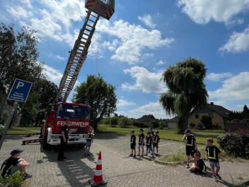 DLK-Einsatz mal anders: Die von der Drehleiter herabhängende Wasserflasche musste mit einem Tennisball getroffen werden. (Freiwillige Feuerwehr Lehrte)