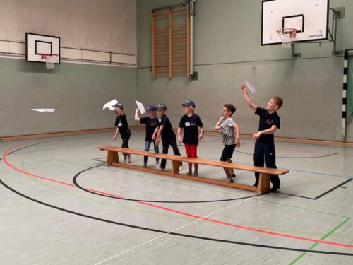 Überflieger: In der Turnhalle ließen die Kinder ihre selbstgefalteten Papierflieger durch die Luft sausen. (Foto: Freiwillige Feuerwehr Lehrte)
