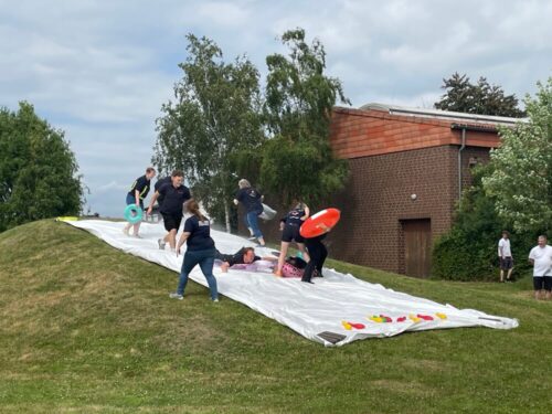 Mitmachen: Die Betreuerinnen und Betreuer waren bei der letzten Station am Rodelberg selbst gefordert und wurden eifrig von den Kindern angefeuert. (Foto: Freiwillige Feuerwehr Lehrte)