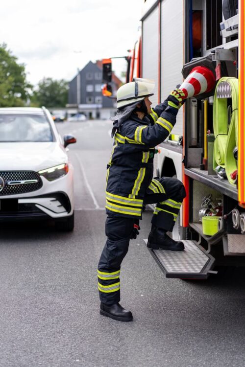 Das kennen viele Einsatzkräfte: Man ist noch mit der Absicherung der Einsatzstelle beschäftigt und muss aufpassen, dass man nicht überfahren wir. (Foto: LFV SH)