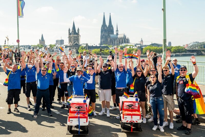 Seit 2024 ist das Netzwerk „Vielfalt“ vom Verband der Feuerwehren in Nordrhein-Westfalen e. V. auf dem Kölner CSD mit von der Partie, um ein klares Signal für Queerrechte zu setzen. (Foto: Verband der Feuerwehren in NRW e. V.)