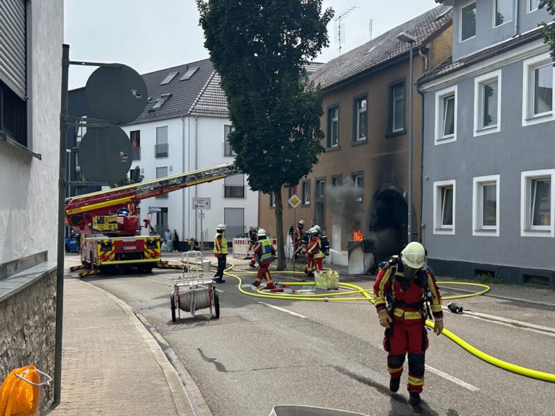 Starke Rauchentwicklung: Die Einsatzkräfte mussten unter Atemschutz arbeiten – insgesamt waren drei Atemschutztrupps beteiligt. (Foto: Feuerwehr Bruchsal)
