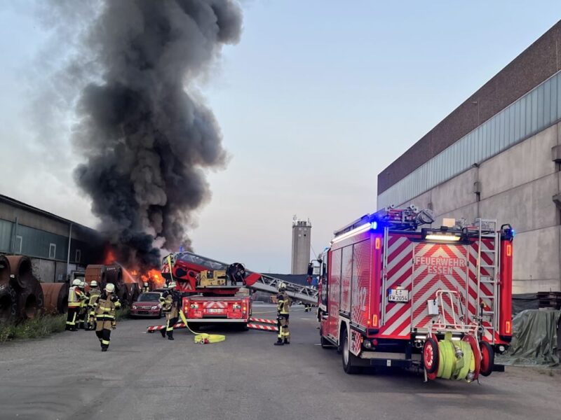 Großbrand im Bereich des Essener Stadthafens: So stellte sich die Einsatzlage bei Eintreffen der ersten Feuerwehrkräfte dar. (Foto: Feuerwehr Essen)