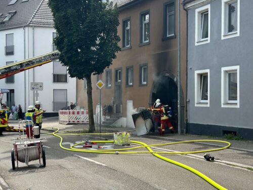 Brennende Hofeinfahrt: Herumliegender Unrat fing ebenfalls Feuer und trug dazu bei, dass sich die Gefahr einer Brandausbreitung auf die umliegenden Gebäude vergrößerte. (Foto: Feuerwehr Bruchsal)