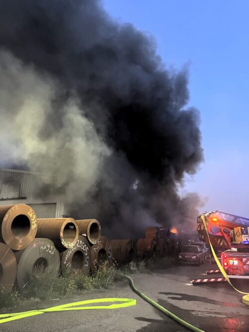 Mögliche Gefahr für die Bevölkerung: Wegen der starken Rauchentwicklung wurden Bürger/-innen über Soziale Medien und die Warn-App NINA aufgefordert, Fenster und Türen geschlossen zu halten. (Foto: Feuerwehr Essen)