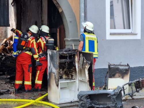 Drei Stunden später: Erst nachdem auch die letzten Glutnester gelöscht und die betroffenen Häuser mit einem Mehrfachmessgerät kontrolliert worden waren, konnte die Feuerwehr die Gebäude wieder freigeben. (Foto: Feuerwehr Bruchsal)