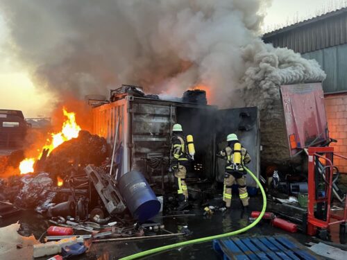 Containerbrand: Die Feuerwehr öffnete den Lkw und die zwei brennenden Überseecontainer, um so auch an die Glutnester heranzukommen. (Foto: Feuerwehr Essen)