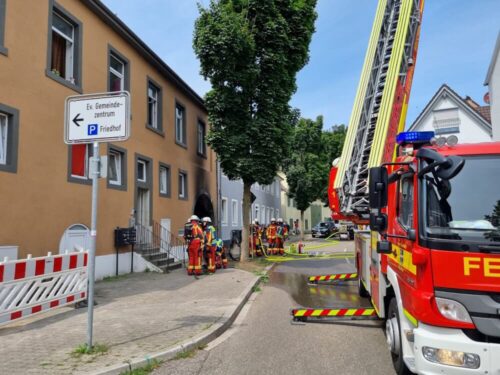 Unklare Lage: Die Einsatzkräfte konnten nicht sofort feststellen, ob sich noch Menschen in den Gebäuden befanden, und hatten umgehend mit der Personensuche begonnen. (Foto: Feuerwehr Bruchsal)