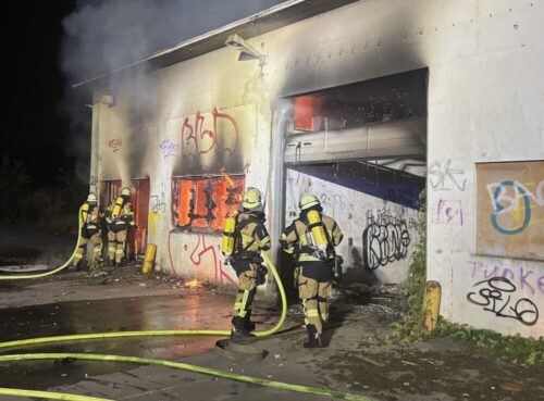 Schneller Erfolg: Die sofort eingeleiteten Löschmaßnahmen sorgten dafür, dass der Brand auf das Halleninnere beschränkt blieb und zügig gelöscht werden konnte. (Foto: Feuerwehr Essen)