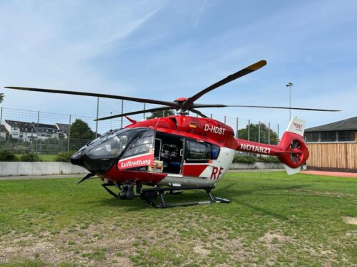 Einsatzbereit: Ein Rettungshubschrauber der DRF Luftrettung war vor Ort, kam aber nicht zum Einsatz, da niemand bei dem Brand verletzt wurde. (Foto: Feuerwehr Bruchsal)