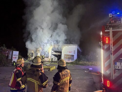 Die Einsatzstelle des zweiten Brandes: Das Feuer befand sich im Inneren einer leeren Lagerhalle und hatte noch nicht auf weitere Gebäudeteile übergegriffen. (Foto: Feuerwehr Essen)