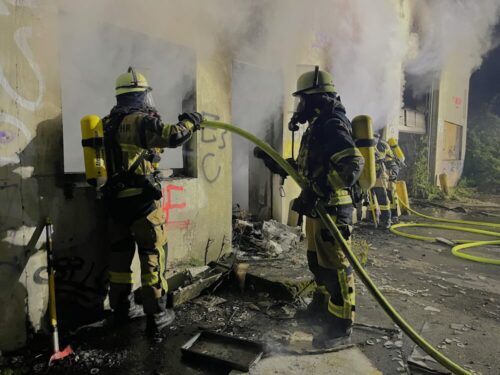 Lagerhallenbrand: Genau wie beim Brand im Essener Stadthafen arbeiteten auch die Einsatzkräfte, die an den Löscharbeiten des zweiten Brandes beteiligt waren, unter Atemschutz. (Foto: Feuerwehr Essen)