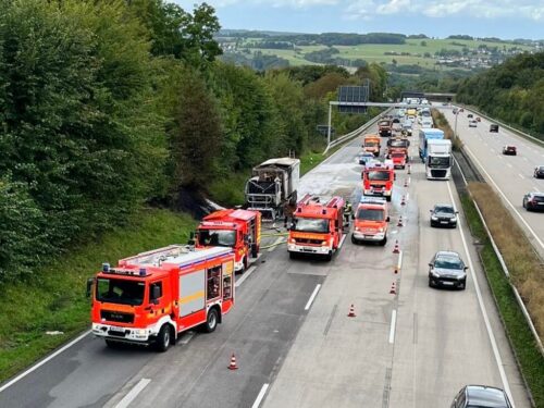 Zeitweise Vollsperrung: Auf der A3 Höhe Neustadt (Wied) war am 15. September 2025 die Zugmaschine eines Lkw in Brand geraten. (Foto: Feuerwehr VG Asbach)