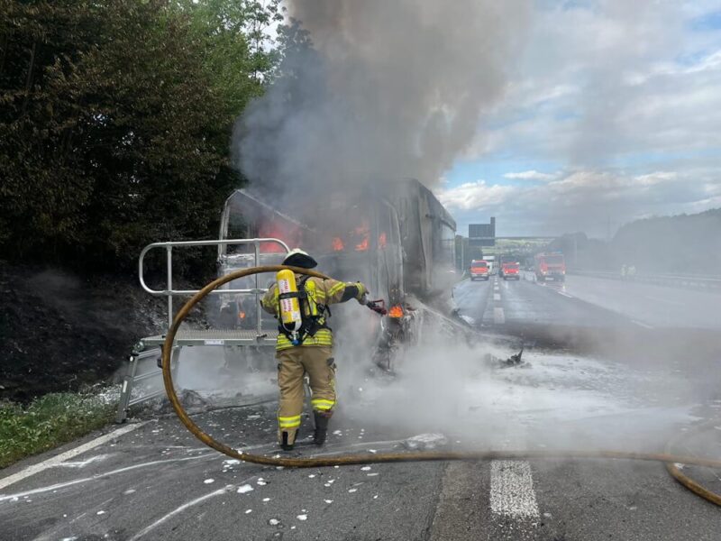 Starke Rauchentwicklung: Löschmaßnahmen unter Atemschutz am brennenden Lkw auf der A3. (Foto: Feuerwehr VG Asbach)