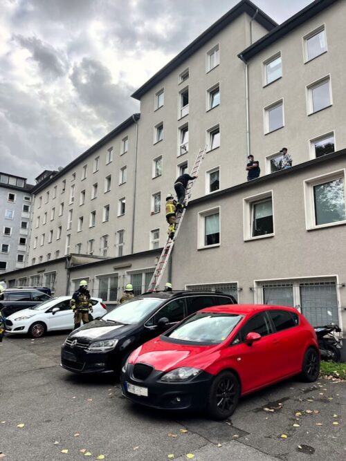 Gebäuderückseite: Die Feuerwehr rettete insgesamt vier Personen, die sich aufgrund der Rauchentwicklung nicht mehr selbst in Freie begeben konnten, über tragbare Leitern. (Foto: Feuerwehr Essen)