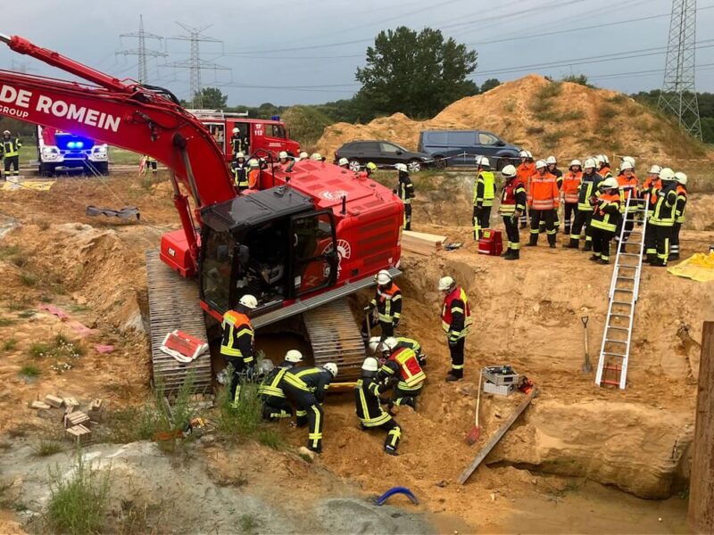 Angenommenes Szenario: Unter den Ketten des verunfallten Baggers ist eine Person eingeklemmt. (Foto: Kreisfeuerwehr Rotenburg-Wümme)