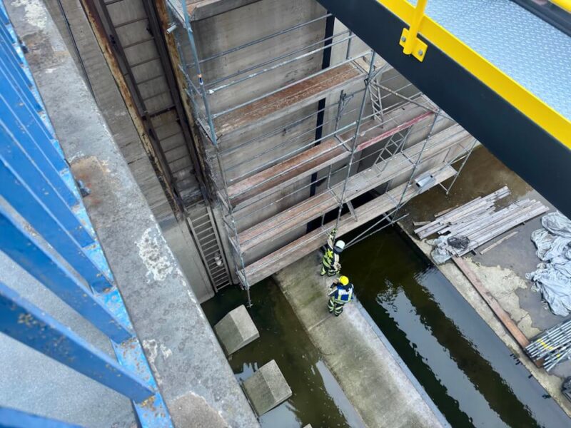 Im Umbau begriffen: An der Schleusenkammer befand sich aktuell ein Baugerüst, sodass die Einsatzkräfte ohne weitere Hilfsmittel nach unten steigen konnten. (Foto: FF Hünxe)