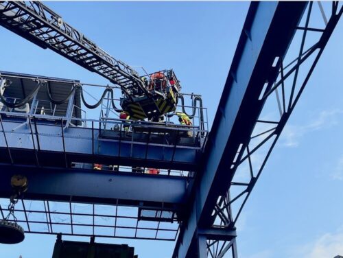 In 12 Metern Höhe: Angeleiteter Korb der Drehleiter zur Aufnahme des Patienten. (Foto: Feuerwehr Mülheim an der Ruhr)