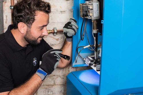 Heizungsüberprüfung: Heizungen und Kamine sollten spätestens zu Beginn der Heizsaison durch Fachbetriebe gewartet werden. (Foto: Bundesverband des Schornsteinfegerhandwerks – Zentralinnungsverband)