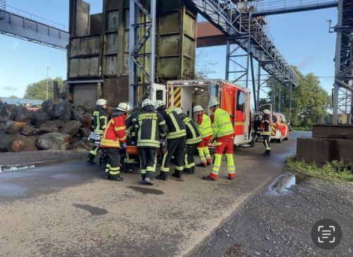 Weitere medizinische Versorgung: Der Patient wird von den Einsatzkräften in den Rettungswagen gebracht. (Foto: Feuerwehr Mülheim an der Ruhr)