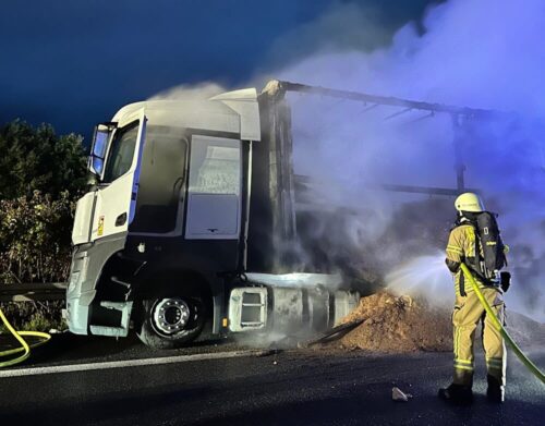 Brandbekämpfung am Lkw auf der A2 bei Helmstedt (NI): Das Fahrzeug hatte Leinsamen geladen. (Foto: Feuerwehr Helmstedt)