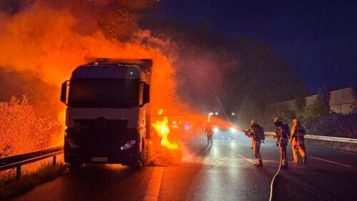 Lichterloh brennender Auflieger: Atemschutztrupps bekämpfen das Feuer. (Foto: Feuerwehr Helmstedt)