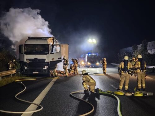 Abendeinsatz: Erst nach drei Stunden war das Feuer am Lkw auf der A2 unter Kontrolle gebracht und die Bergungsarbeiten konnten beginnen. (Foto: Feuerwehr Helmstedt)