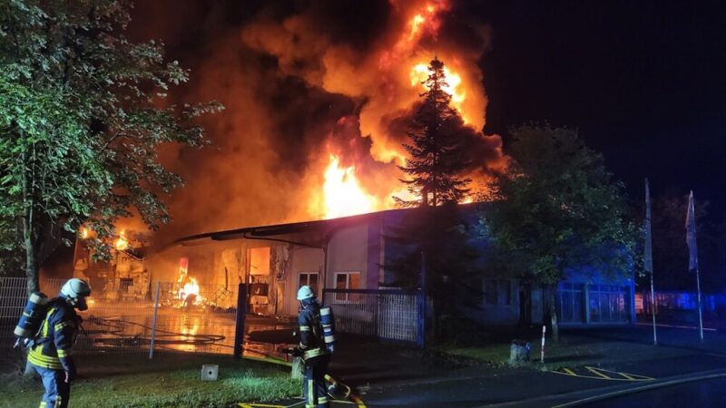 Nächtlicher Einsatz: Das Gebäude eines Handwerksbetriebes in Lennestadt-Altenhundem (NRW) stand am 28. August 2025 im Vollbrand. (Foto: Feuerwehr Lennestadt)