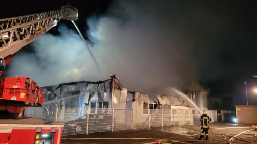 Brandbekämpfung: Das Gebäude selbst konnte nicht gerettet, aber die Ausbreitung der Flammen auf Nachbargebäude verhindert werden. (Foto: Feuerwehr Lennestadt)