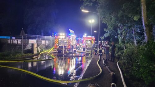 Lange Nacht: Die Feuerwehrkräfte waren von 23.00 Uhr abends bis 5.00 morgens im Einsatz. Die Nachlöscharbeiten dauerten bis zum darauffolgenden Nachmittag an. (Foto: Feuerwehr Lennestadt)
