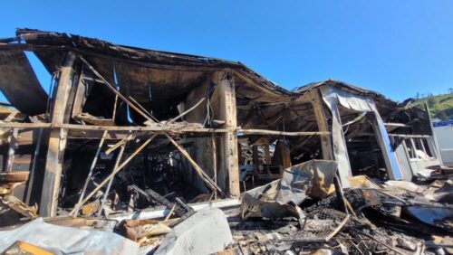 Schwerer Sachschaden: Das Gebäude des Handwerksbetriebes wurde durch die Flammen komplett zerstört. (Foto: Feuerwehr Lennestadt)