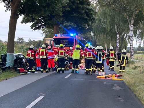 Am 26. August 2025 ist es kurz nach 19.10 Uhr in Brest (NI) zu einem Verkehrsunfall gekommen, bei dem ein 18-jähriger Autofahrer schwer verletzt wurde. Der Fahranfänger war mit seinem Audi A3 auf der Kreisstraße 48 unterwegs und dann aus bisher ungeklärter Ursache alleinbeteiligt nach rechts von der Fahrbahn abgekommen. Sein Auto geriet in den Seitenraum und prallte frontal gegen einen Baum. Der 18-Jährige wurde in seinem Fahrzeug eingeklemmt und musste von den ca. 30 angerückten Feuerwehrleuten aus Brest und Bargstedt mit schwerem Rettungsgerät befreit werden. Nach der Erstversorgung durch den Notarzt und die Besatzung des Rettungshubschraubers Christoph Hansa sowie eine Rettungswagenbesatzung aus dem Alten Land wurde mit schweren Verletzungen in ein Hamburger Krankenhaus geflogen. (Foto: Feuerwehr Harsefeld für Polizeiinspektion Stade)