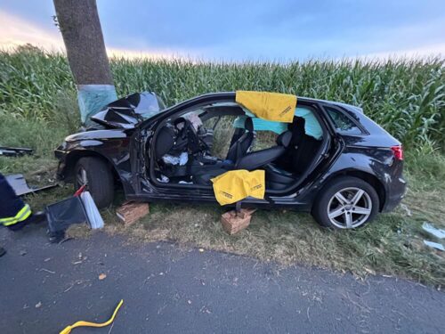 Der 18-Jährige Unfallfahrer wurde nach der Befreiung durch die Feuerwehr und Erstversorgung durch den Notarzt und die Besatzung des Rettungshubschraubers Christoph Hansa sowie einer Rettungswagenbesatzung mit schweren Verletzungen in ein Hamburger Krankenhaus geflogen. (Foto: Feuerwehr Harsefeld für Polizeiinspektion Stade)