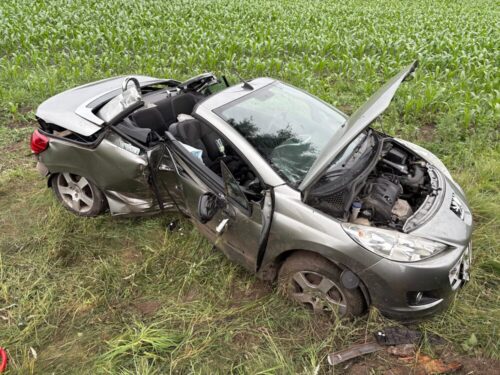 Ein schwerer Verkehrsunfall ereignete sich am 15. Juni 2025 in Harsefeld (NI). Gegen 15.30 Uhr wurden Feuerwehr, Rettungsdienst und Polizei alarmiert. Dem aktuellen Ermittlungsstand zufolge, geriet die 19-jährige Unfallfahrerin in einer leichten Rechtskurve zu weit nach links auf die Gegenfahrbahn, lenkte gegen, geriet dadurch zu weit nach rechts und kam schließlich nach einem weiteren Lenkmanöver nach links von der Fahrbahn ab und prallte mit der Beifahrerseite gegen einen Straßenbaum. Die Frau musste mit schwerem technischem Gerät von der Feuerwehr aus dem Fahrzeugwrack befreit werden, ein Rettungshubschrauber flog die Patientin in ein Hamburger Krankenhaus. (Foto: Polizeiinspektion Stade, Symbolfoto)