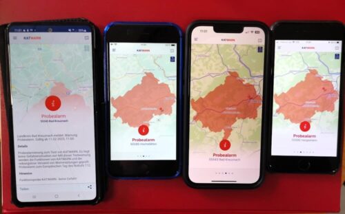 Probewarnung auf verschiedenen Mobiltelefonen Im Landkreis Kreuznach (Foto: Jörg Dindorf/Team Medien Landkreis Bad Kreuznach)